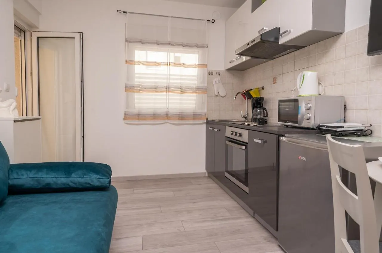 Apartment Fiorella بولا 0*,
